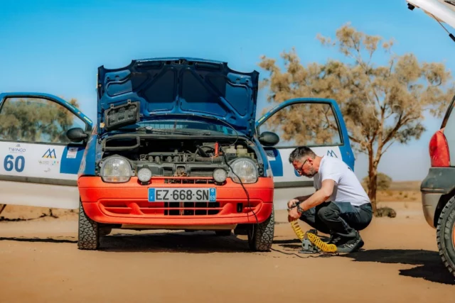 🛞 Regonflage en plein désert 🌵

Après avoir traversé les dunes du Maroc, notre aventurier du Twingo Maroco Tour reprend la route ! 🔧💨 Un petit arrêt pour regonfler les pneus et c’est reparti pour de nouvelles sensations. Ici, chaque détail compte pour dompter les pistes !

📍 Bivouac, sable, entraide et aventure… Qui est prêt pour la prochaine édition ? 🚗💨

#TwingoMarocoTour #Aventure #OffRoad #Maroc #passiontwingo