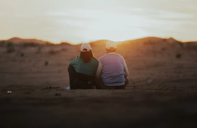 Quand le soleil se couche sur le désert, c’est le moment de faire une pause et de repenser à cette journée riche en émotions. 🚗☀️ Entre défis, rires et rencontres inoubliables, chaque instant du Twingo Maroco Tour laisse une trace indélébile. 🌍✨ Et vous, quel a été votre plus beau moment d’aventure ? 🤔💛 #TwingoMarocoTour #CoucherDeSoleilEtSouvenirs #aventureinoubliable