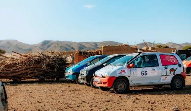 Des twingo, un village berbère, et une immersion au cœur du Maroc authentique. 🚗🏡✨ Entre rencontres, traditions et paysages hors du temps, le Twingo Maroco Tour, c’est bien plus qu’un simple raid… C’est une aventure humaine inoubliable ! 🇲🇦💛 #TwingoMarocoTour #RencontresAuthentiques #EspritDaventure